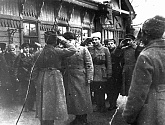 Троцкий принимает рапорт начальника почетного караула по приезде в город Балашов. 1919